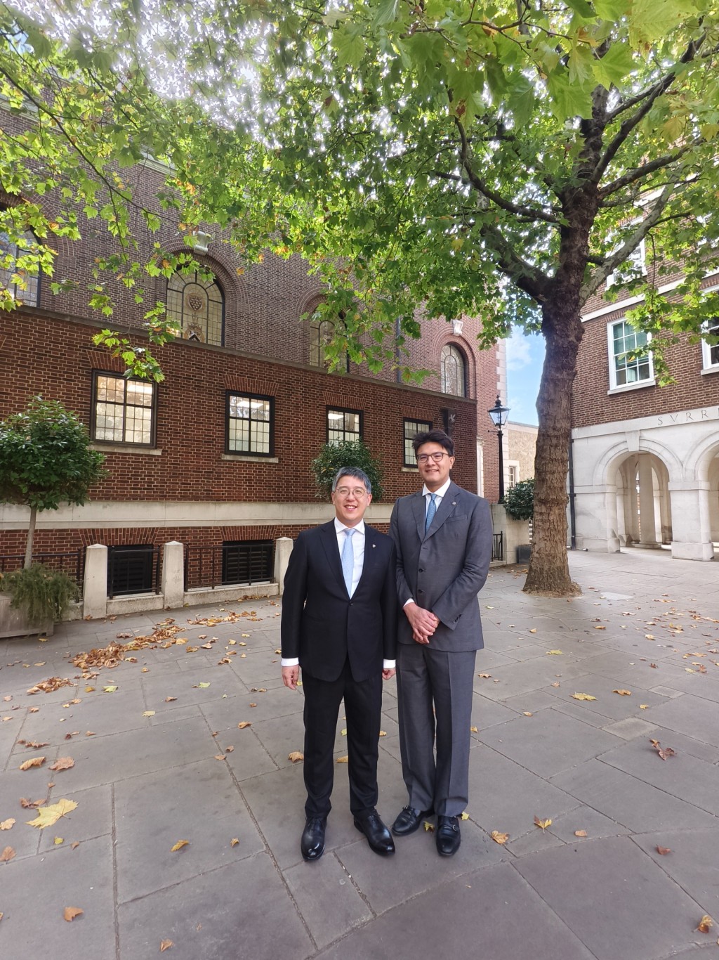 大律师公会主席毛乐礼(右)与公会副名誉秘书邓建文(左)抵达伦敦。 大律师公会主席毛乐礼(右)与公会副名誉秘书邓建文(左)抵达伦敦。