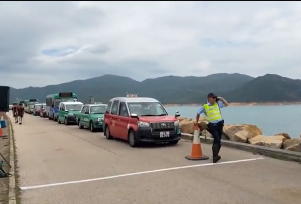 警員在東壩一度實施車輛管制。方國珊fb