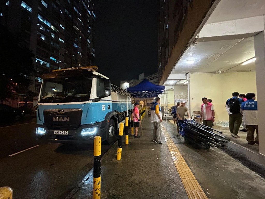 水務署安排水車讓居民取水。
