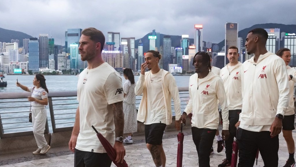 利物浦抵港後星光大道散步,吸引大批市民圍觀。Facebook Liverpool FC 圖片