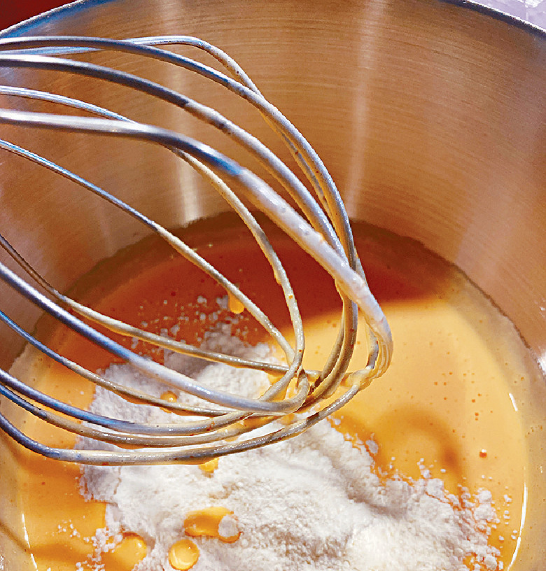 4.　將中筋粉分開3次，逐少摺入蛋漿（3）。