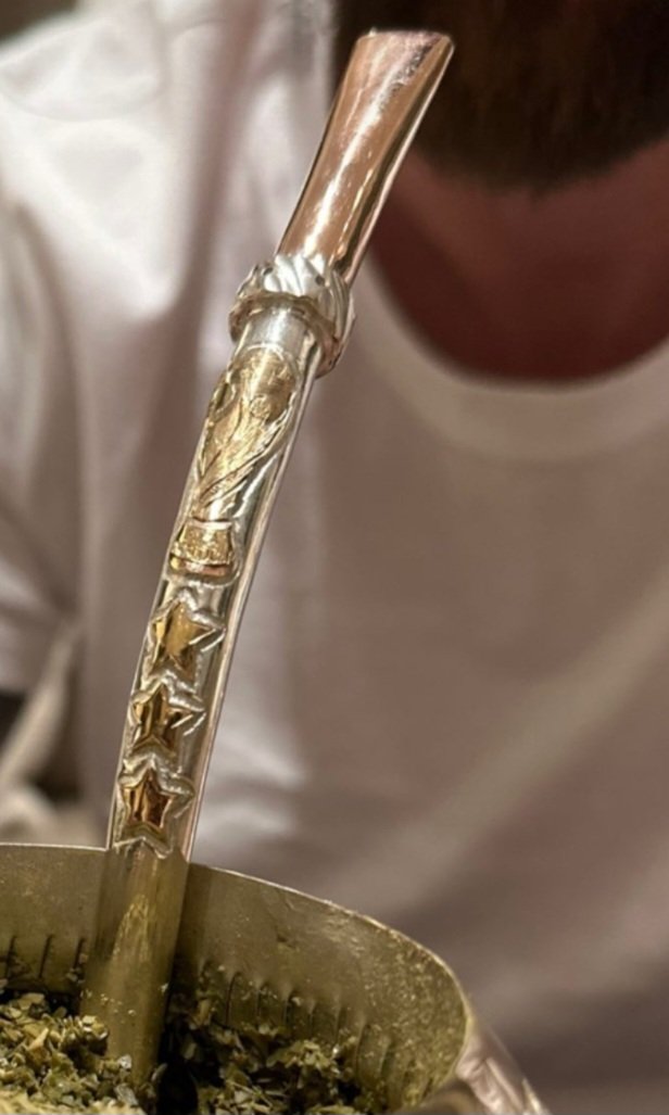 美斯特別訂製雕上世界盃和三粒星的飲管。網上圖片