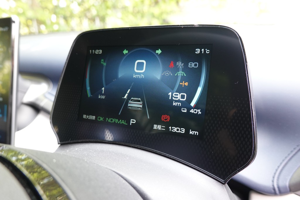 ●5吋數碼儀表板，行車資訊顯示一目了然。