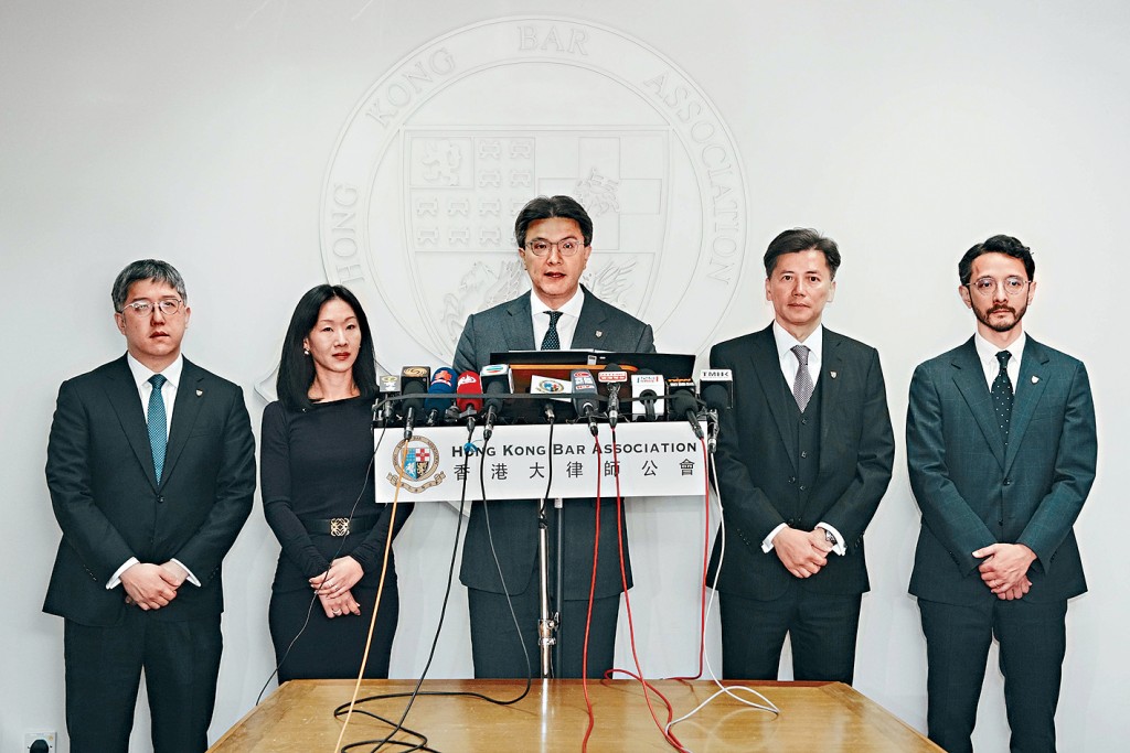 香港大律師公會昨舉行會員周年大會，現任主席毛樂禮（中）、兩位副主席許紹鼎（右二）和薛日華（左二）成功連任。 右一為名譽秘書及財政王永愷，左一為副名譽秘書鄧建文。