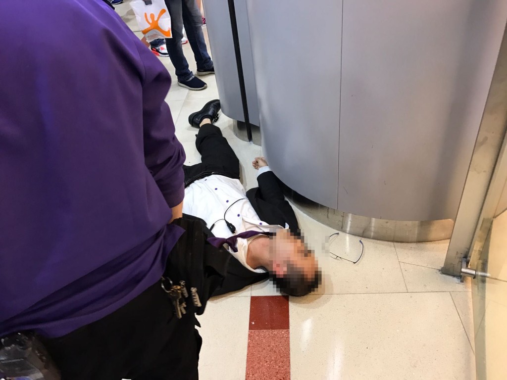 保安受傷躺臥地上。徐曉伊攝