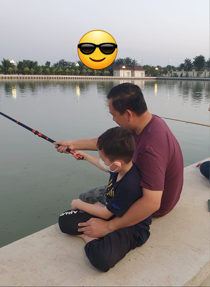 洪馬內日周六才剛發布與兒子釣魚度周末的照片。 facebook