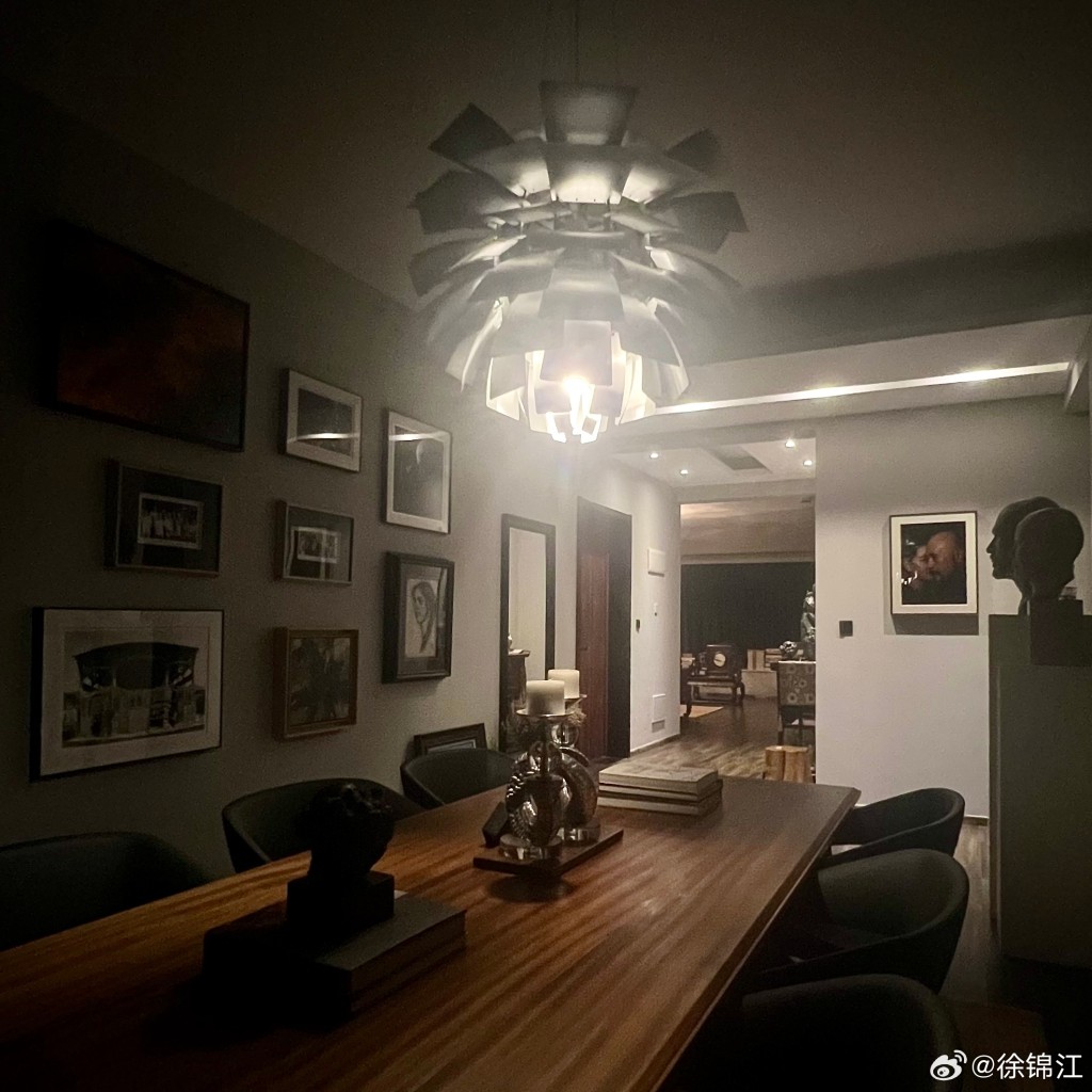 徐錦江的家中有不少畫作。