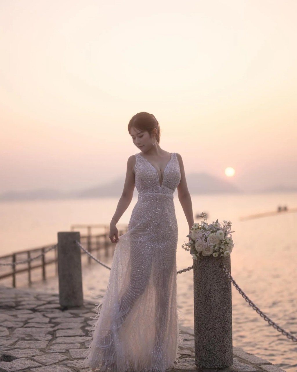 黃婧靈大方展露其豐滿上圍,再加上身後日落餘暉照射下,黃婧靈裙下一雙修長美腿亦是若隱若現。 黃婧靈大方展露其豐滿上圍,再加上身後日落餘暉照射下,黃婧靈裙下一雙修長美腿亦是若隱若現。