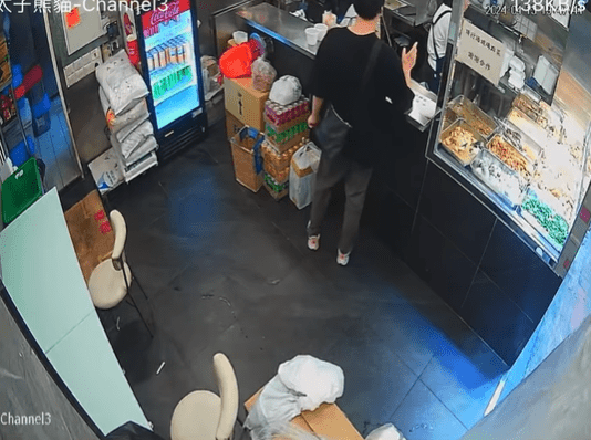 口罩男走進店內假扮幫襯。fb：香港兩餸飯關注組