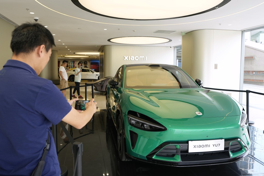 在北京一家小米汽車門店,新發佈的小米YU7汽車受消費者關注。中新社 在北京一家小米汽車門店,新發佈的小米YU7汽車受消費者關注。中新社