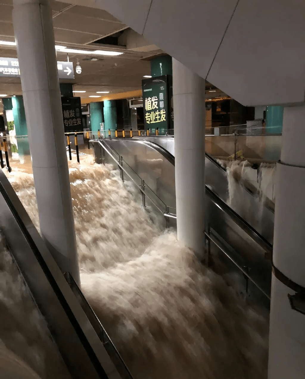 罗湖关口岸对出，深圳火车站负一樱，水浸情况严重，扶手电梯变成急流。