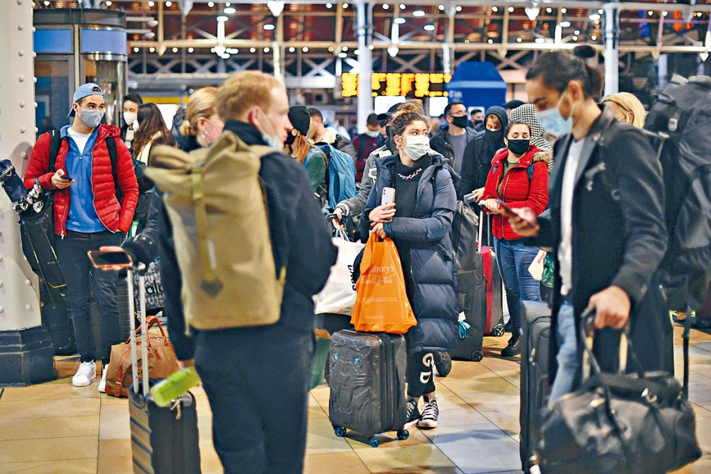 倫敦柏靈頓車站上周六晚擠滿旅客。