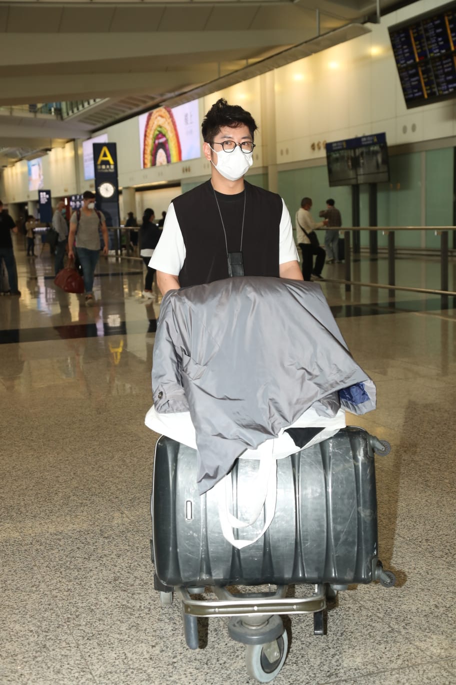 外遊返港避談去過邊許廷鏗一程機填了一首詞