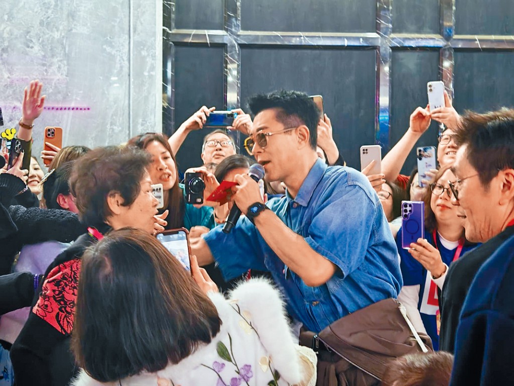 古仔大開金口獻唱多首經典歌。