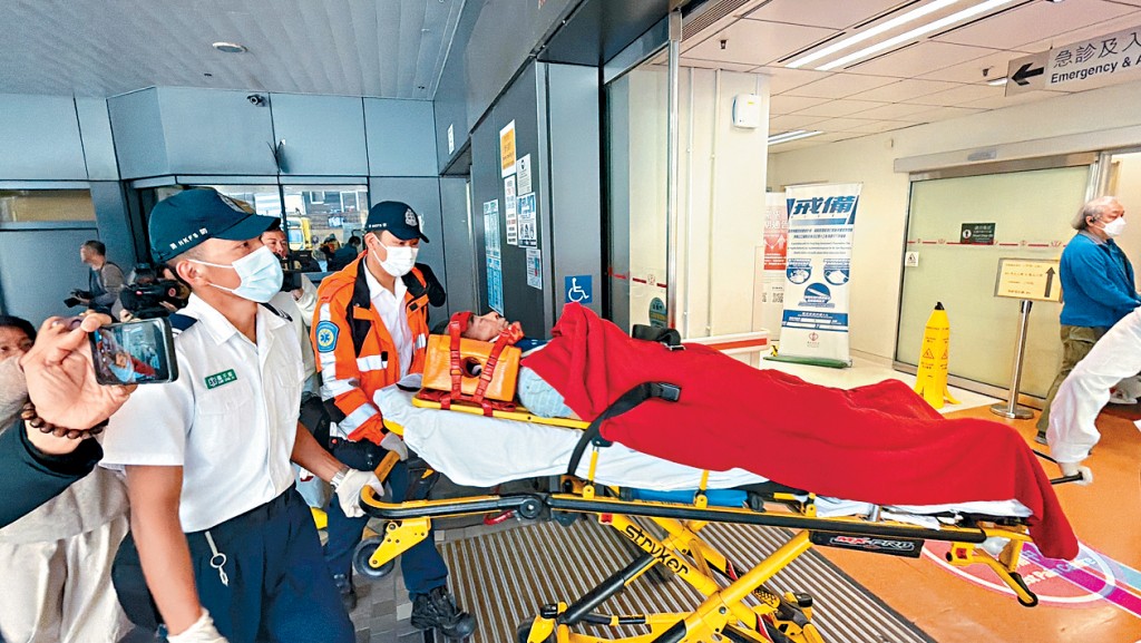 從村屋約2層樓高竹棚墮下受傷男工人送院救治。