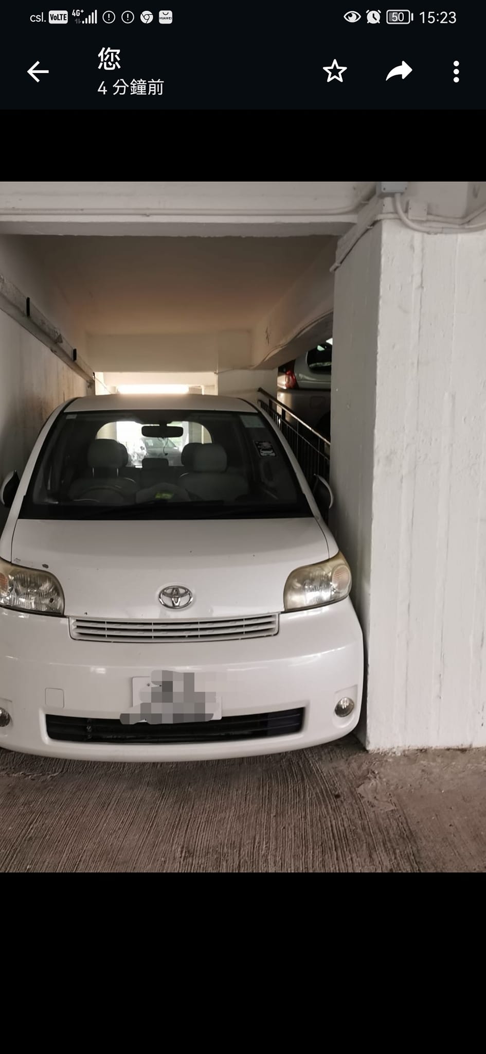 有網民在觀塘一個舊式屋苑的停車場發現有司機展現神級泊車技巧，成功將車輛停泊在「兩面貼牆」的狹窄車位內，令網民感嘆自愧不如。