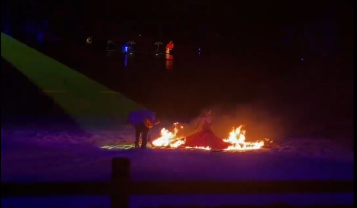 女舞者全身着火，狂奔跳入河中自救。微博