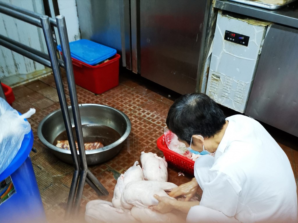 酒樓職員把未經烹調的鵝放在地上處理。（圖片來源：巴打絲打「00九吹專區」Facebook Club）