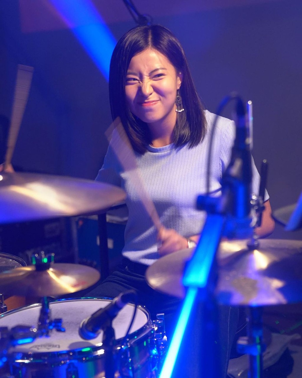 秘密二：袁沅玉大學時期曾加入基督徒樂隊做鼓手。