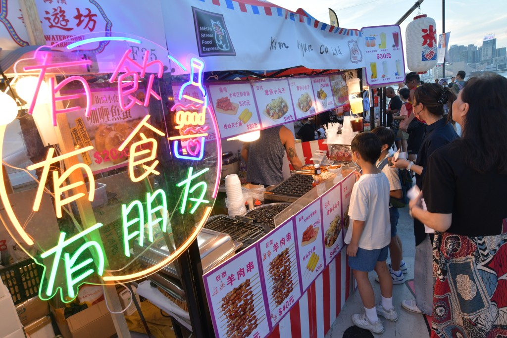 黄家和认为「香港夜缤纷」可以带动消费气氛。资料图片