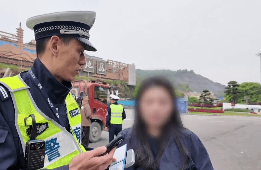 女司机表示：“作为女司机，我觉得它（辅助驾驶系统）比我开得好。”