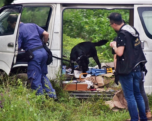 警方其後出動警犬在失車內搜索，現場消息指警方檢獲懷疑毒品。楊偉亨攝