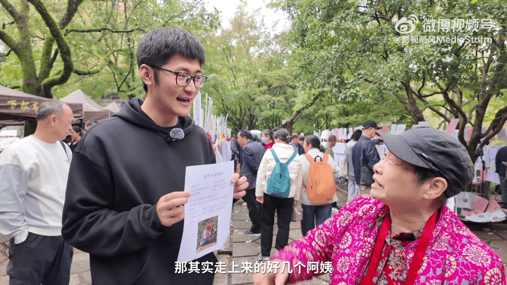 Tim(潘天鴻)前往杭州「相親角」推銷自己卻遭遇滑鐵盧,被質疑省略簡歷關鍵內容。 Tim(潘天鴻)前往杭州「相親角」推銷自己卻遭遇滑鐵盧,被質疑省略簡歷關鍵內容。