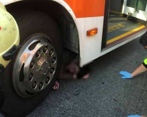 新北市發生巴士與電單車擦撞車禍，36歲潘姓鐵騎士撞擊後被捲進巴士底，卡在右前輪。（網圖）