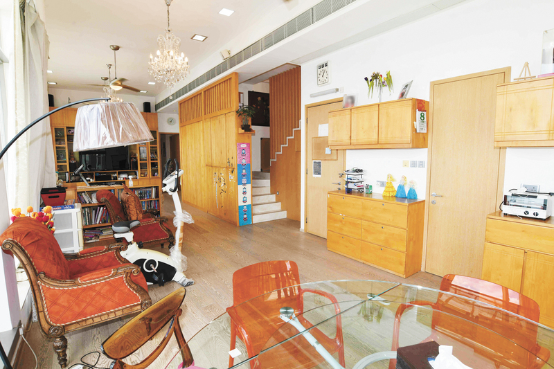 ■大廳樓底特高，配有典雅裝潢，盡顯豪宅氣派。