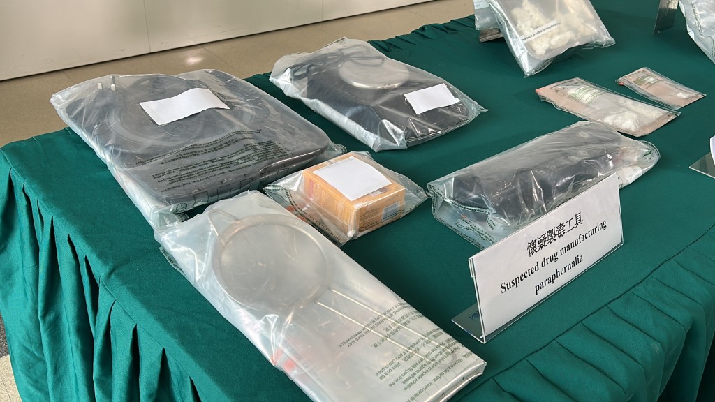 海關檢獲約2.5公斤懷疑可卡因及293克懷疑霹靂可卡因，估計市值共約210萬元。林思明攝