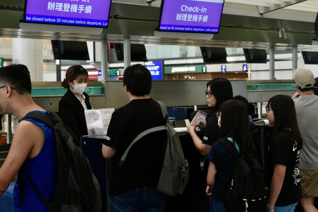 香港机场内仍有不少市民无惧地震，出发到日本旅游。欧乐年摄