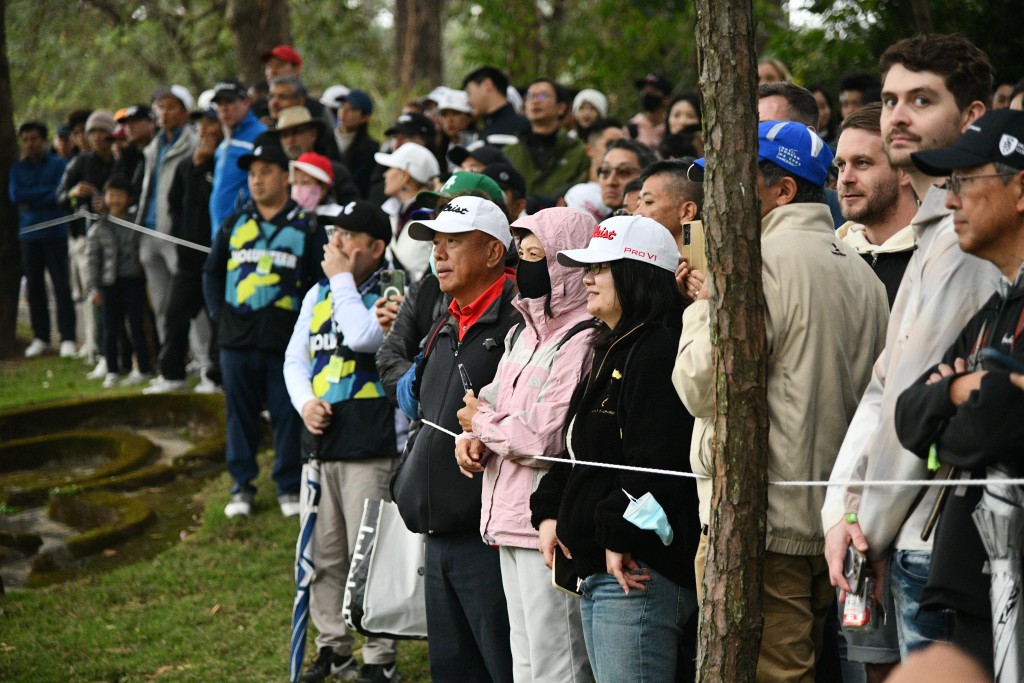 LIV Golf香港站次天，球迷人頭湧湧。 盧江球攝