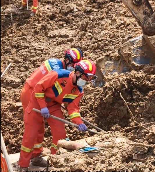云南威信县洪水加山泥倾泻，失踪的5人证实全部罹难。抖音＠昭通消防