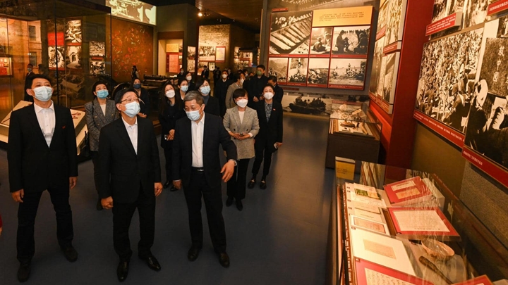 特首李家超參觀中國共產黨歷史展覽館,回顧中共過去百年滄桑巨變。李家超fb圖片