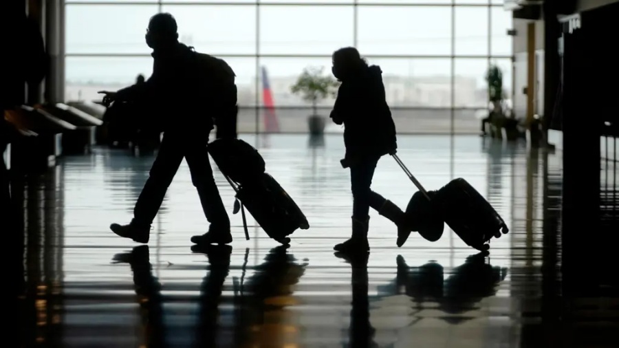 拜登指航空公司需就班機延遲或取消作出補償。美聯社