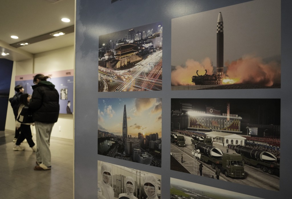 南韩乌头山统一展望台内展示多张北韩导弹图片。美联社