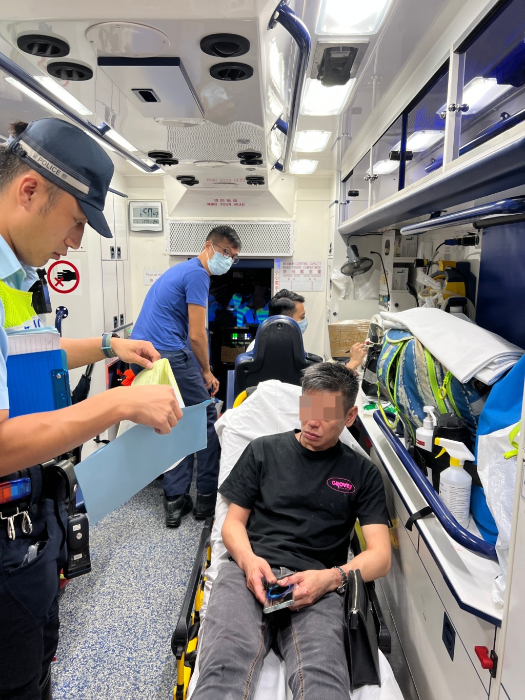 男司機登上救護車接受治療。