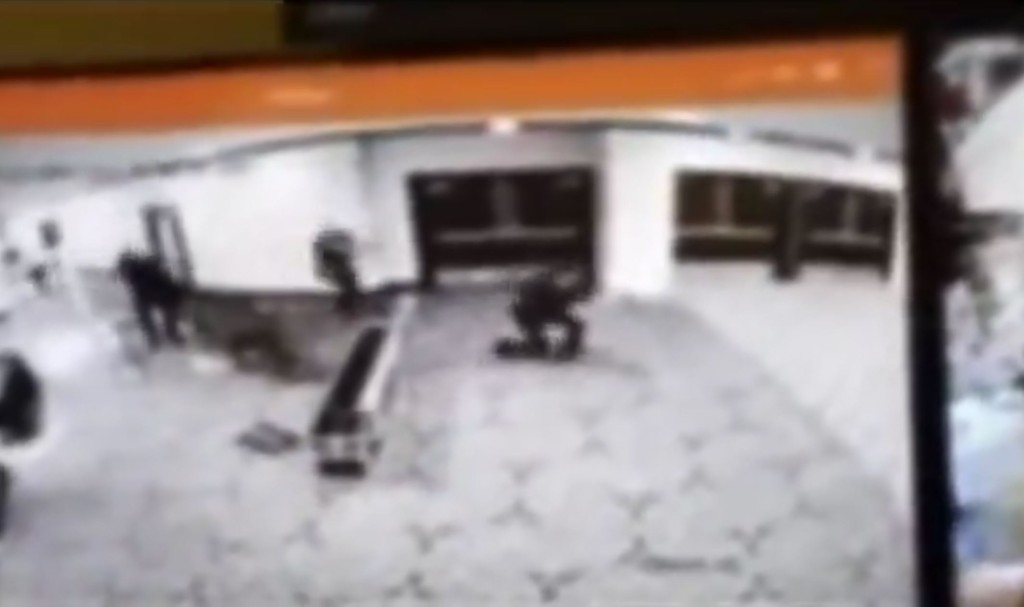 疑犯衝過安檢門後，特工拔槍反擊。Truth Social