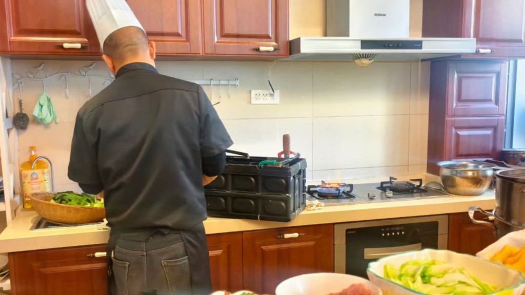 內地私廚服務普遍，客人可聘私廚上門做飯。微博@牛奶片片-911