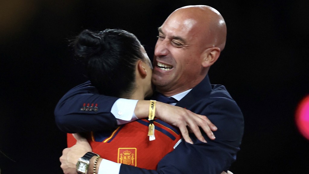 西班牙足總主席盧比亞利斯（Luis Rubiales）被指在女子世盃奪冠頒獎儀式上 強吻女球員珍妮花靴莫素（Jenni Hermoso）。 路透社