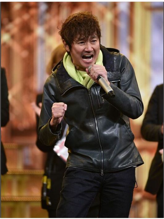 近藤是尊尼事務所的歌手及演員，亦是該公司的董事；並以個人名義發展賽車事業，身兼車隊董事、教練與車手資格。