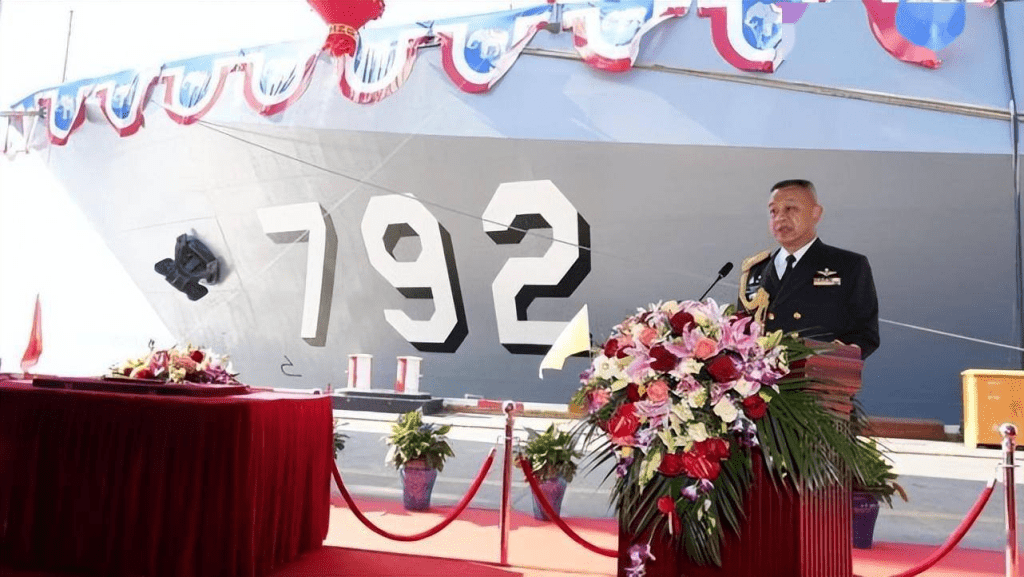 年初的071E塢登出塢儀式中，泰國皇家海軍副總司令塔隆薩·西里薩瓦上將在舷號792下進行講話。資料圖