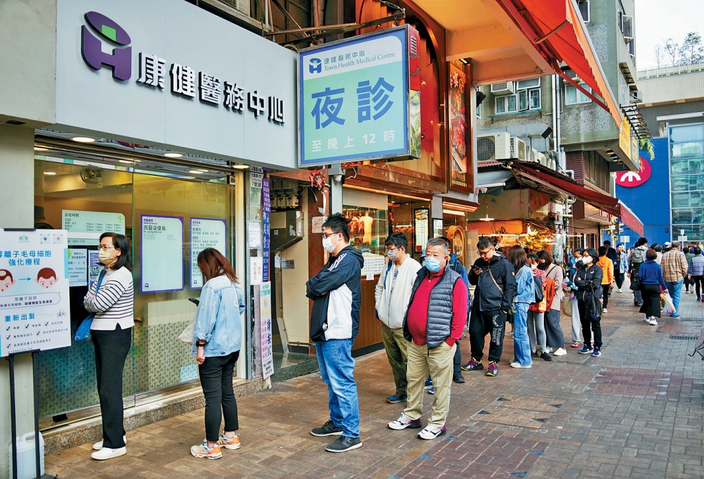 本港已踏入冬季流感高峰期，醫務診所有市民排隊看病。