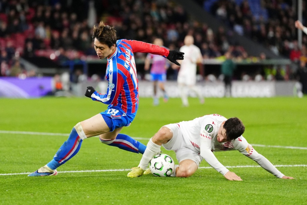 日本中場鐮田大地與對手大鬥法。美聯社