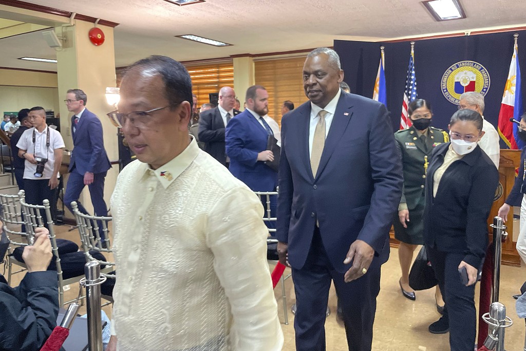 美國國防部長奧斯汀（右）與菲律賓國防部長加爾維斯在菲律賓馬尼拉大都會阿吉納爾多營軍事總部舉行的聯合新聞發布會。AP