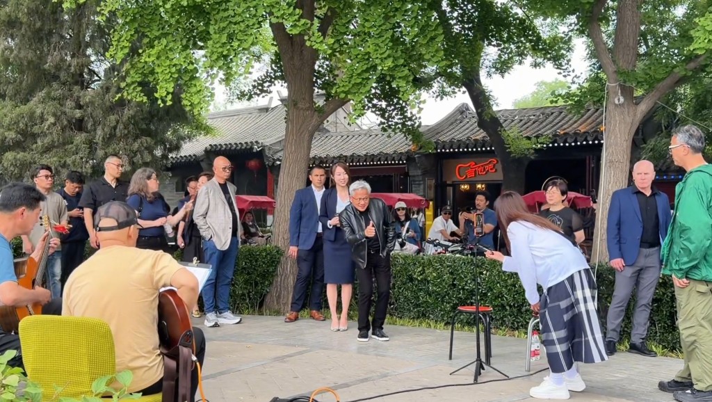 黃仁勛亂入民眾的直播。抖音