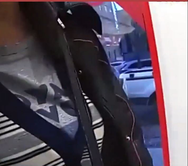 吉林7旬老翁扮女人零元购被捕。抖音＠延边广播电视台