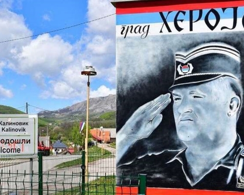 波黑境內一幅戰犯姆拉迪奇的海報。 互聯網