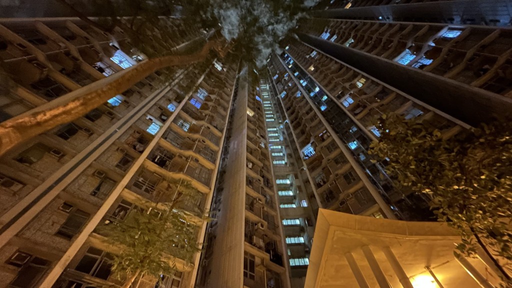 警方到场调查,初步相信蔡女在上址怀疑企图以割颈及割腕方式轻生。蔡楚辉摄 警方到场调查,初步相信蔡女在上址怀疑企图以割颈及割腕方式轻生。蔡楚辉摄