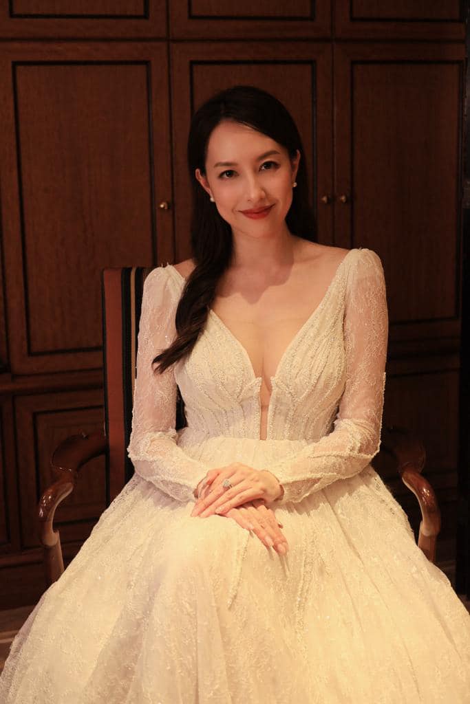 鍾沛枝在元旦都有分享一輯穿上白色禮服的照片，效果同樣突出。